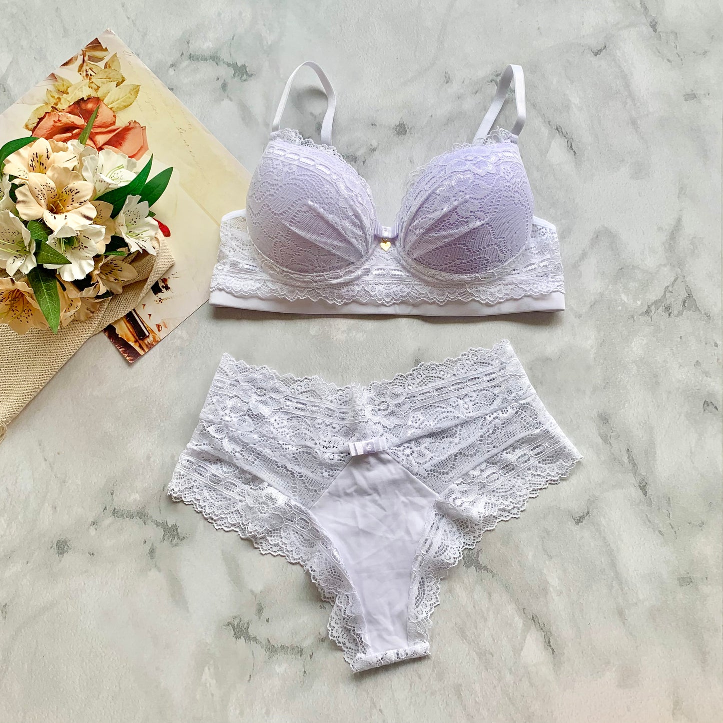 LINGERIE SET WITH REMOVABLE PADDING AND STRASS DETAIL ON THE BRA