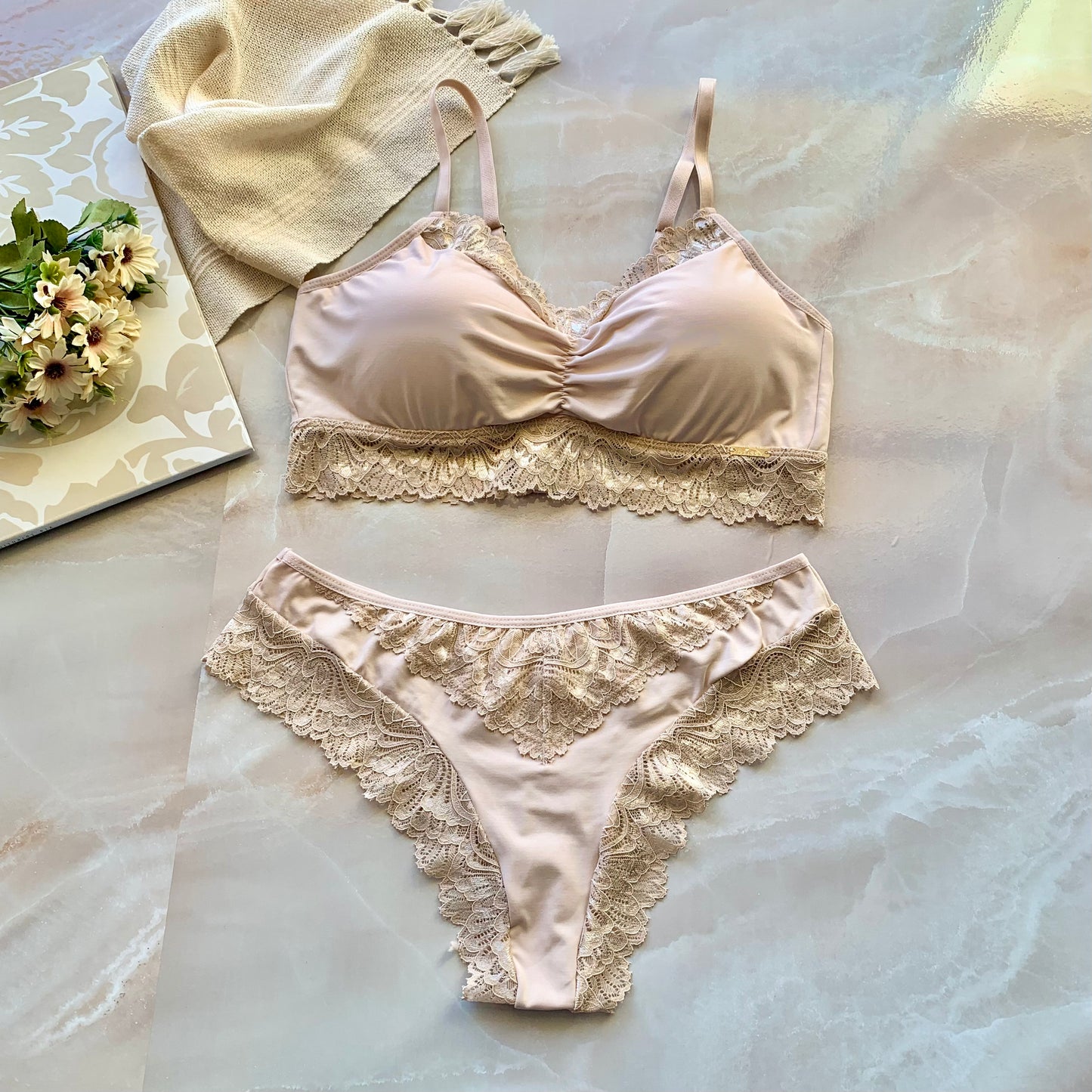 LINGERIE SET WITH REMOVABLE PADDED CUPS AND GATHERED DETAILS ON THE PANTY AND BRA