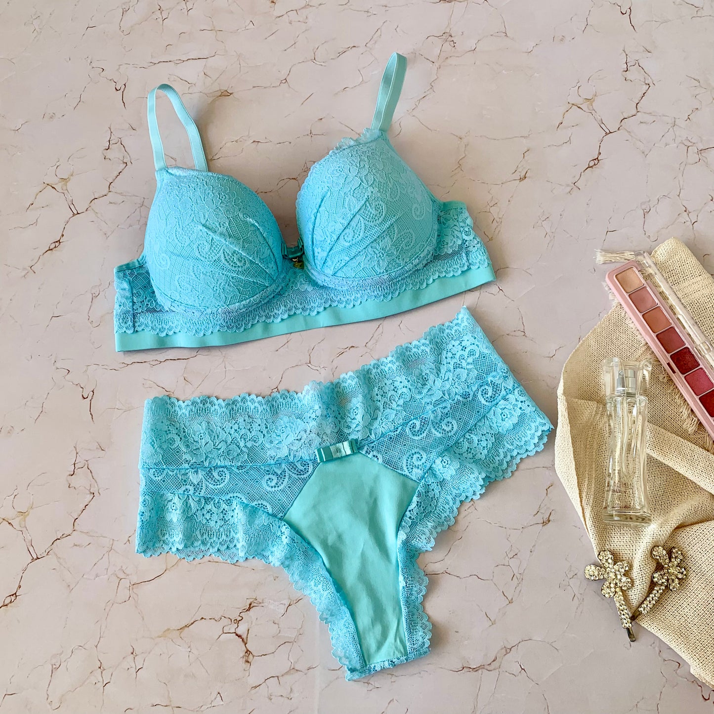 LINGERIE SET WITH REMOVABLE PADDING AND STRASS DETAIL ON THE BRA