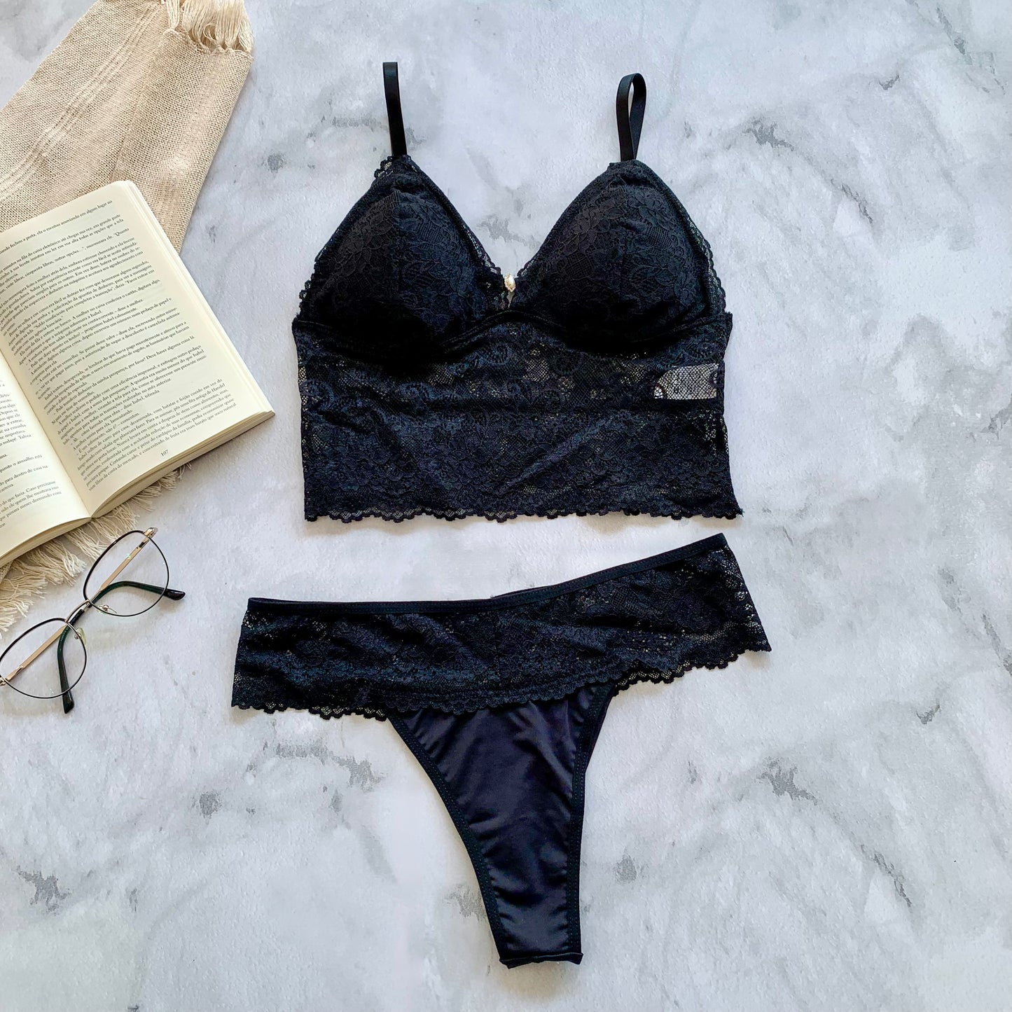 LINGERIE SET WITH REMOVABLE PADDING AND STRASS DETAIL ON THE BRA