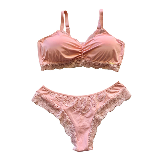 LINGERIE SET WITH REMOVABLE PADDED CUPS AND GATHERED DETAILS ON THE PANTY AND BRA