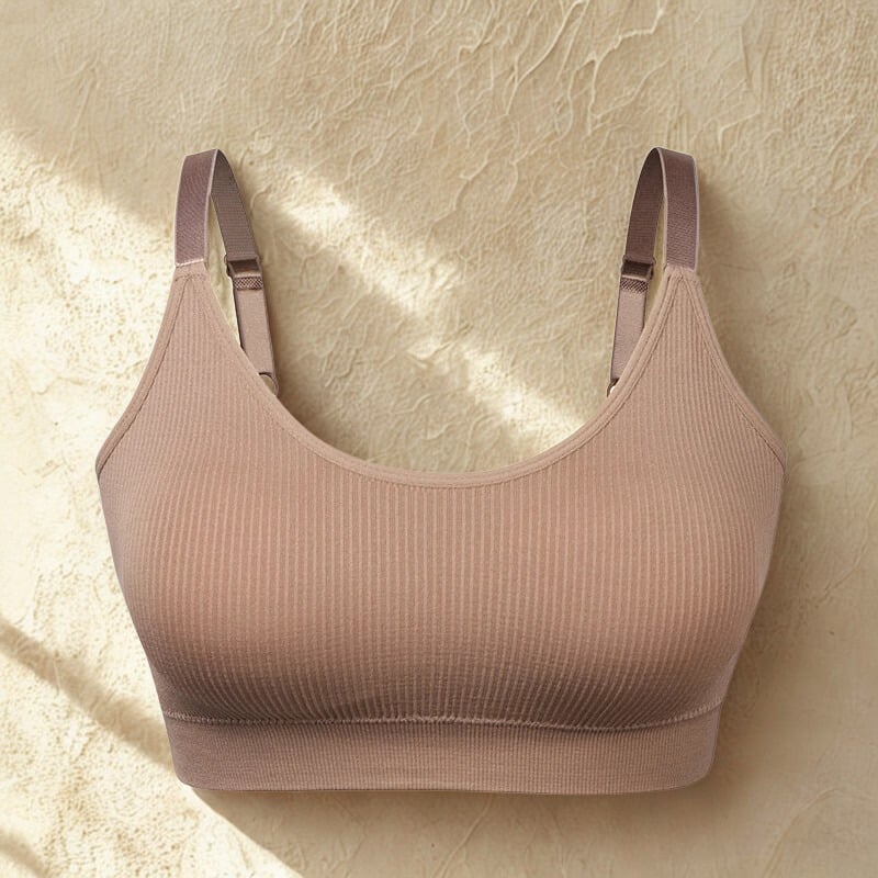 WOMEN'S SEAMLESS SPORTS BRA WITH PADDING.