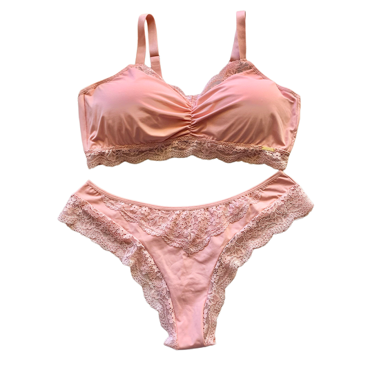 PLUS-SIZE LINGERIE SET WITH REMOVABLE PADDING AND GATHERED DETAILS ON THE PANTY AND BRA