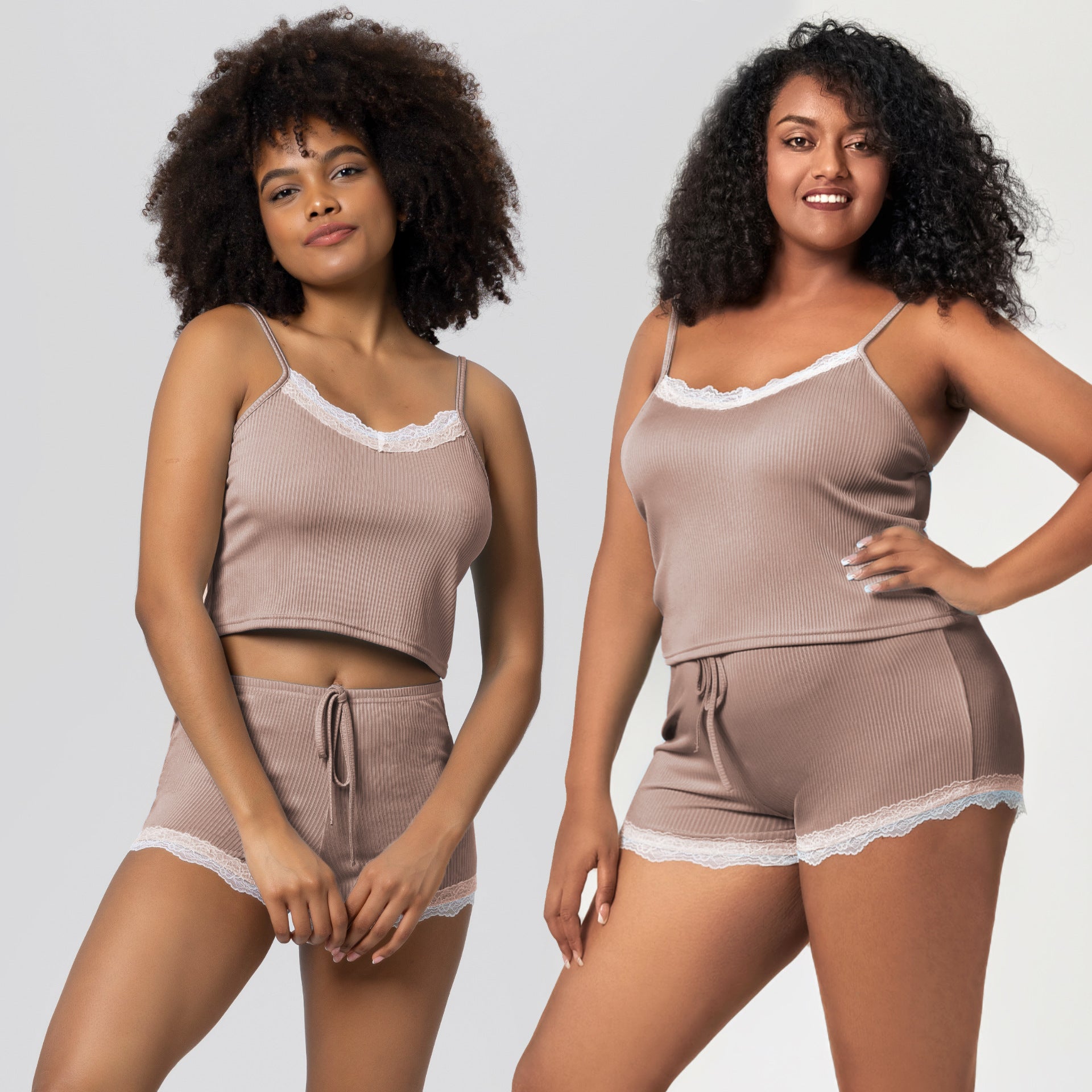 LIGHTWEIGHT PAJAMA SET WITH LACE DETAILS.