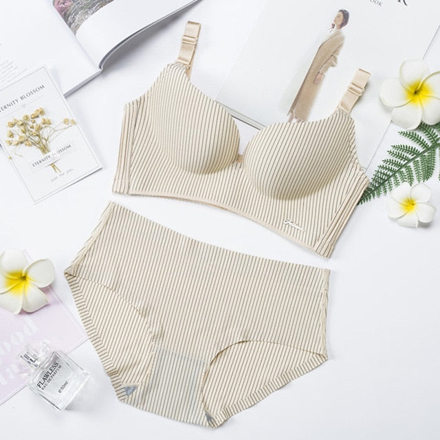 SEAMLESS WOMEN’S PUSH-UP LINGERIE SET