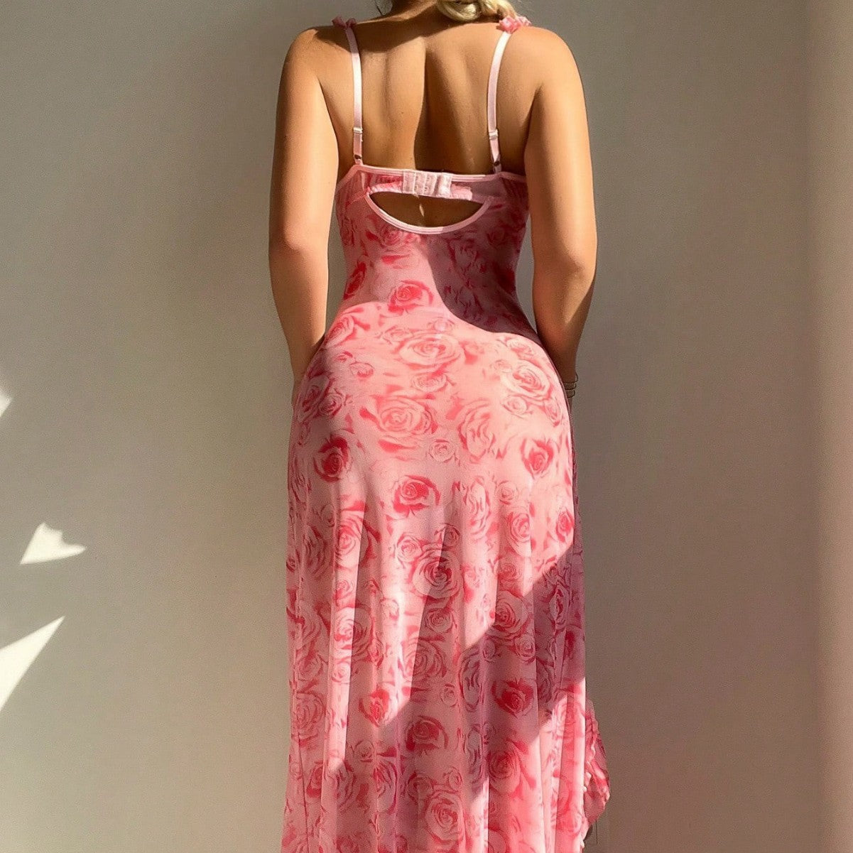STRAPLESS DRESS WITH FLORAL PRINT AND SLIT.