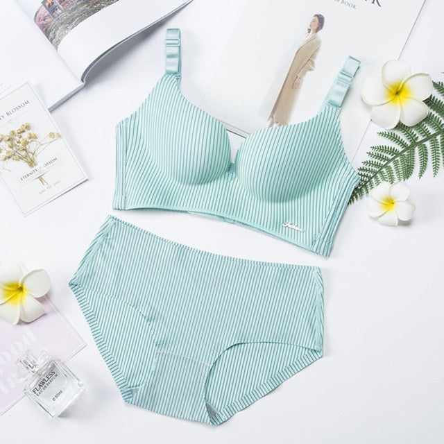 SEAMLESS WOMEN’S PUSH-UP LINGERIE SET