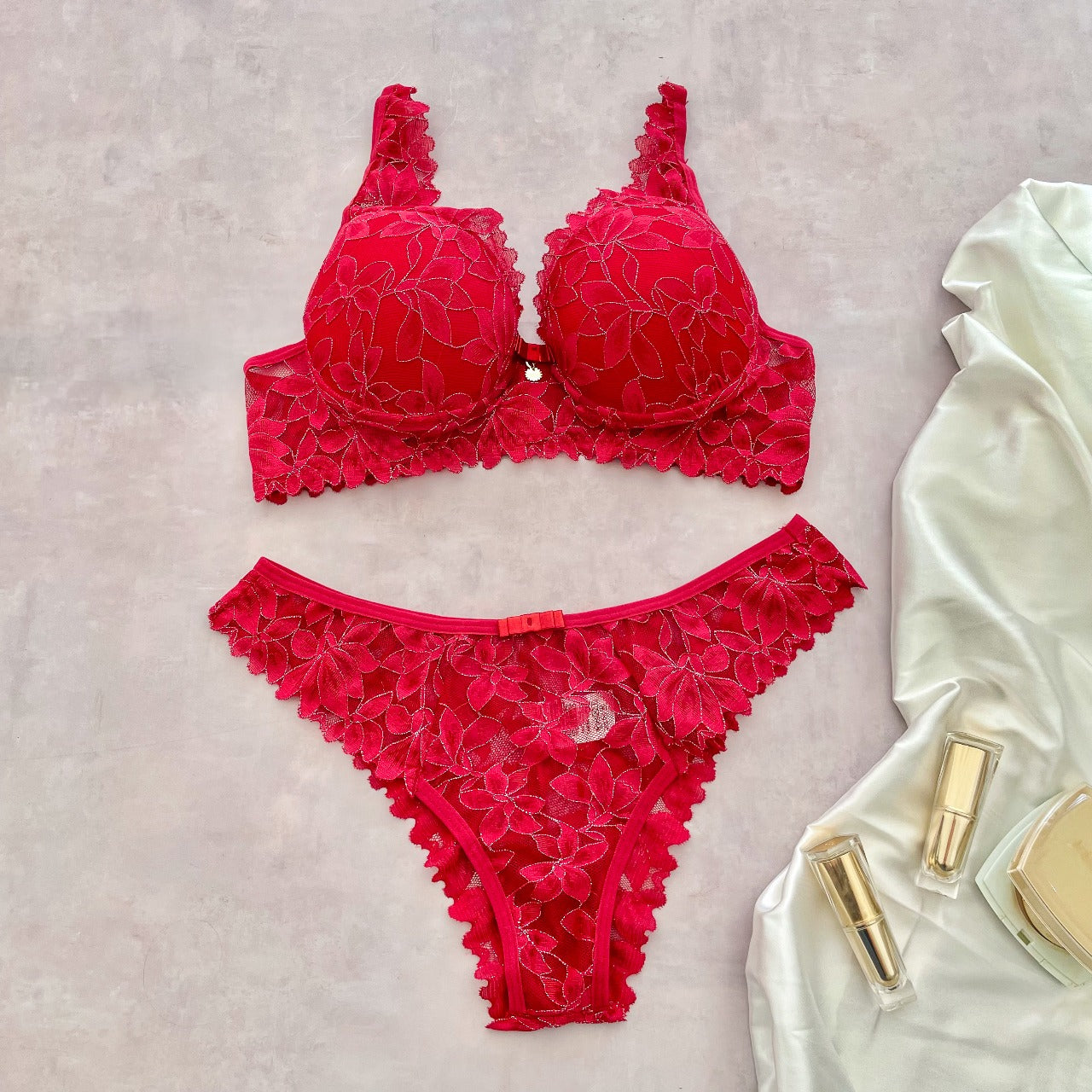 ALL-LACE LINGERIE SET WITH RISING DETAILS