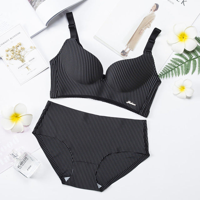 SEAMLESS WOMEN’S PUSH-UP LINGERIE SET