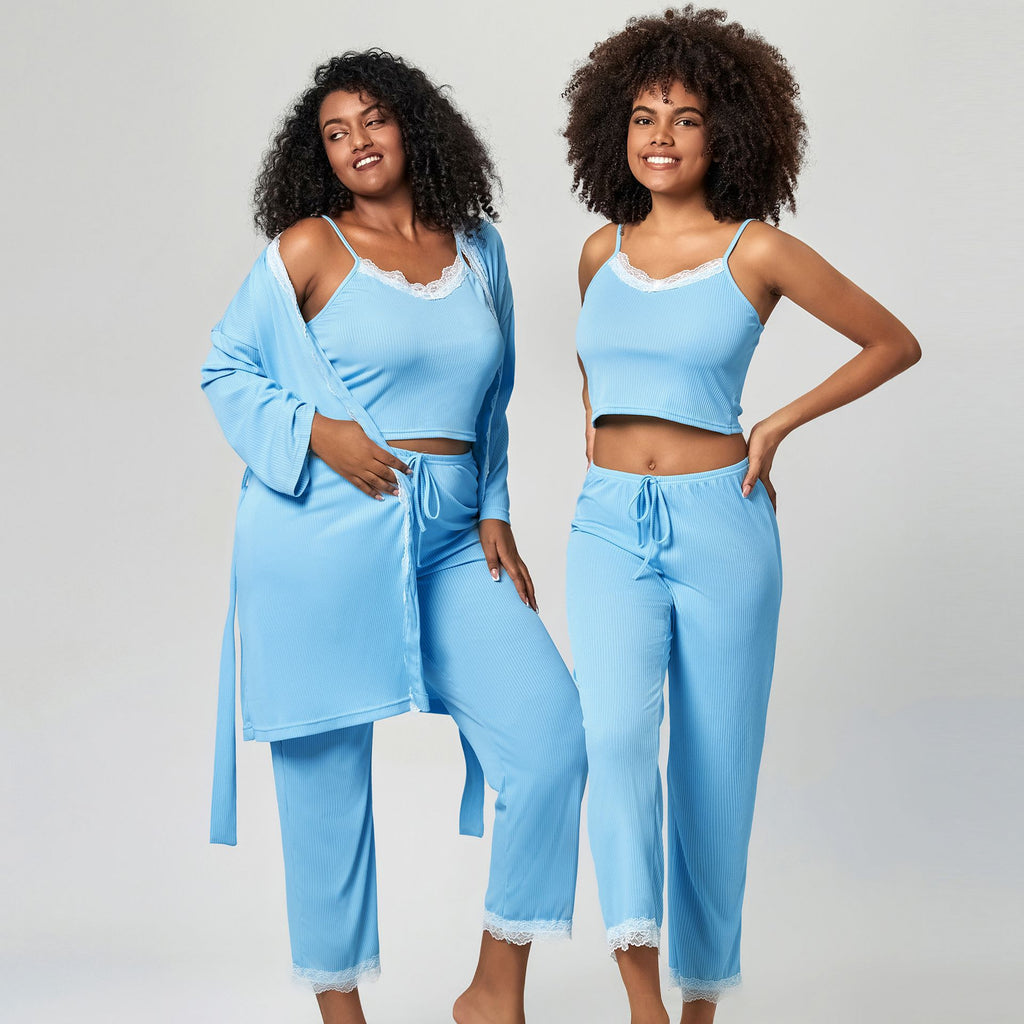 LIGHTWEIGHT PAJAMA SET WITH LACE DETAILS.