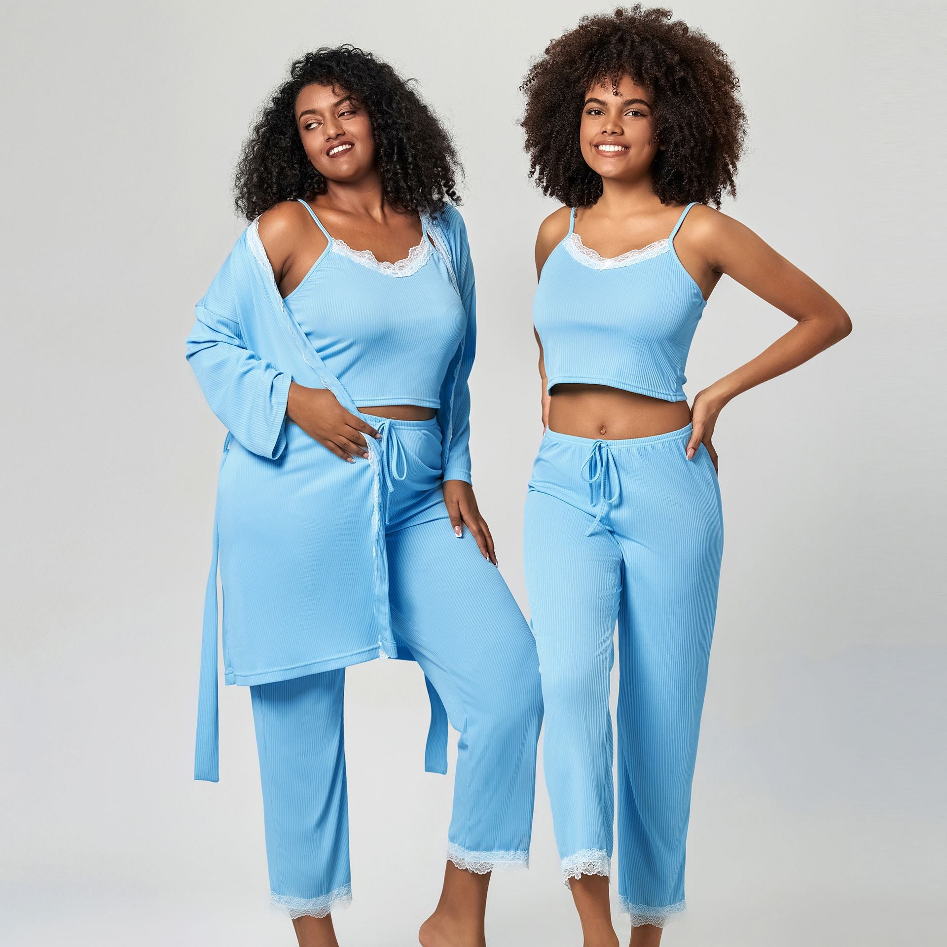 LIGHTWEIGHT PAJAMA SET WITH LACE DETAILS.