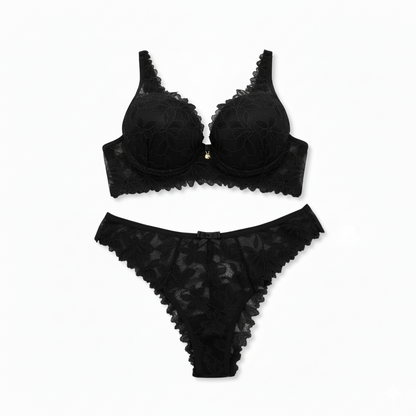ALL-LACE LINGERIE SET WITH RISING DETAILS
