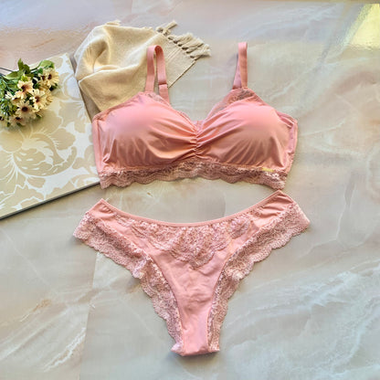 PLUS-SIZE LINGERIE SET WITH REMOVABLE PADDING AND GATHERED DETAILS ON THE PANTY AND BRA