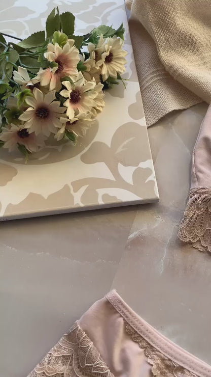 LINGERIE SET WITH REMOVABLE PADDED CUPS AND GATHERED DETAILS ON THE PANTY AND BRA