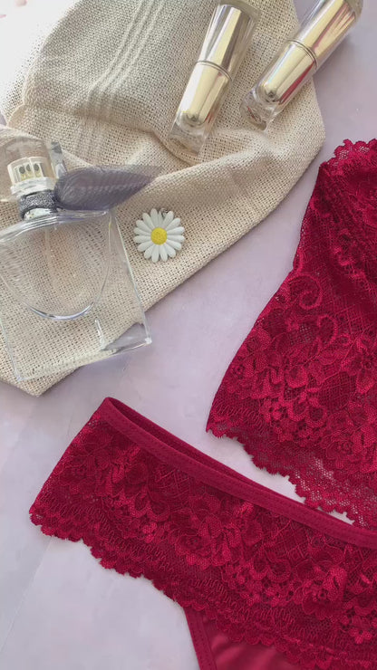 LINGERIE SET WITH REMOVABLE PADDING AND STRASS DETAIL ON THE BRA