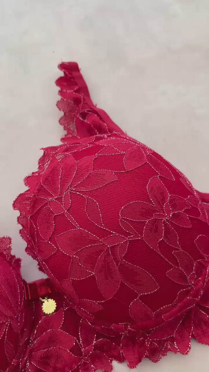 ALL-LACE LINGERIE SET WITH RISING DETAILS