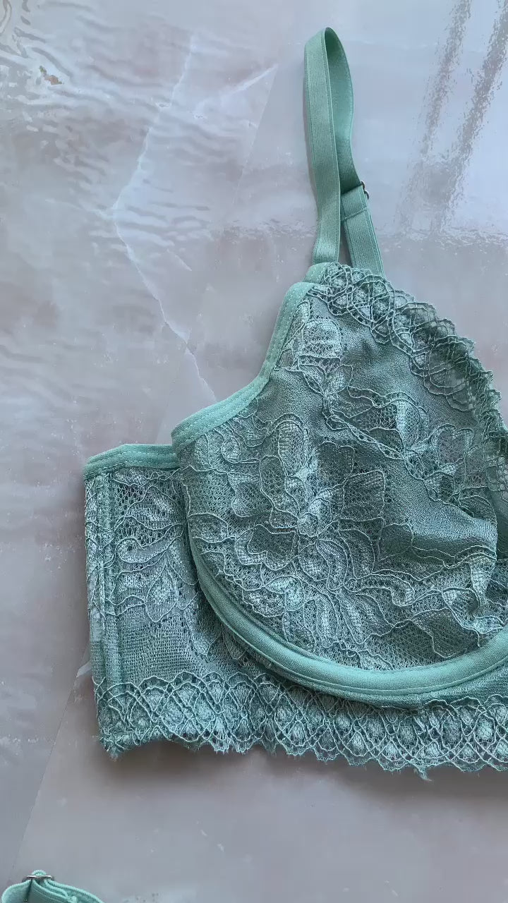 UNDERWIRE BRA AND PANTY SET