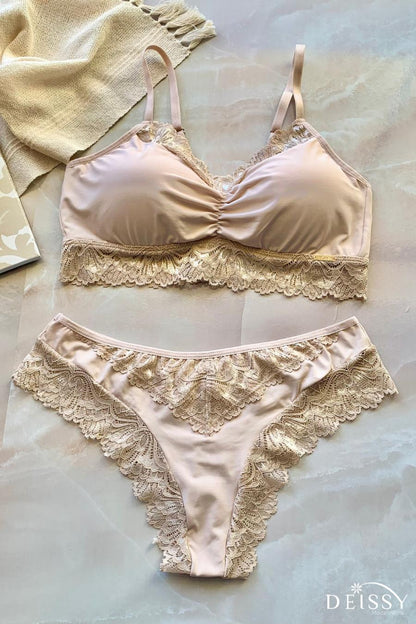 LINGERIE SET WITH REMOVABLE PADDED CUPS AND GATHERED DETAILS ON THE PANTY AND BRA